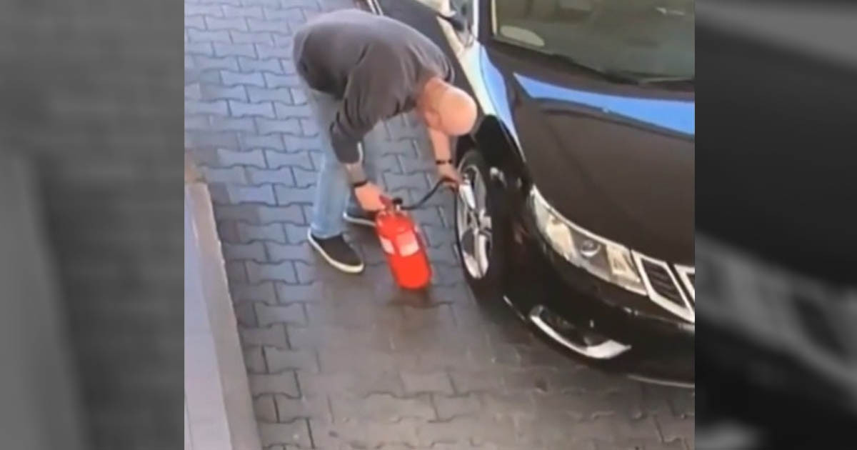 A sofőrök mestere egy tűzoltó készüléket akart használni a gumija felfújásához
