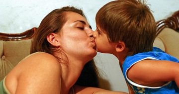 Gyermekünk szájon csókolása orvosi szempontból