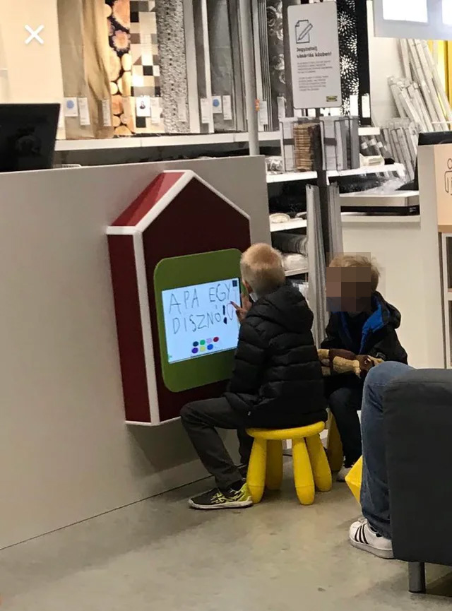 Ikeaban jatszadozo gyerekek