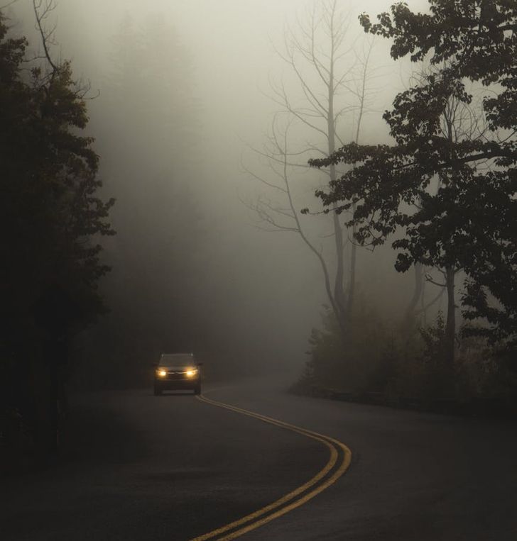 Ködös éjszakai út