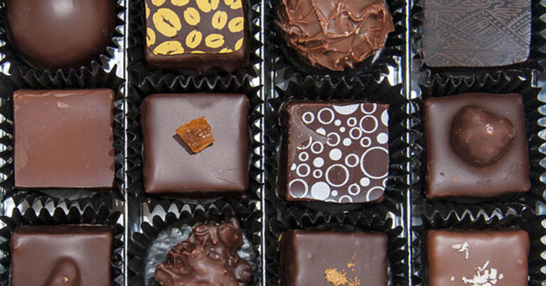Hoztunk egy doboz ínycsiklandozó csokis bonbont. Megtalálod, hogy melyik a karamellás közöttük?
