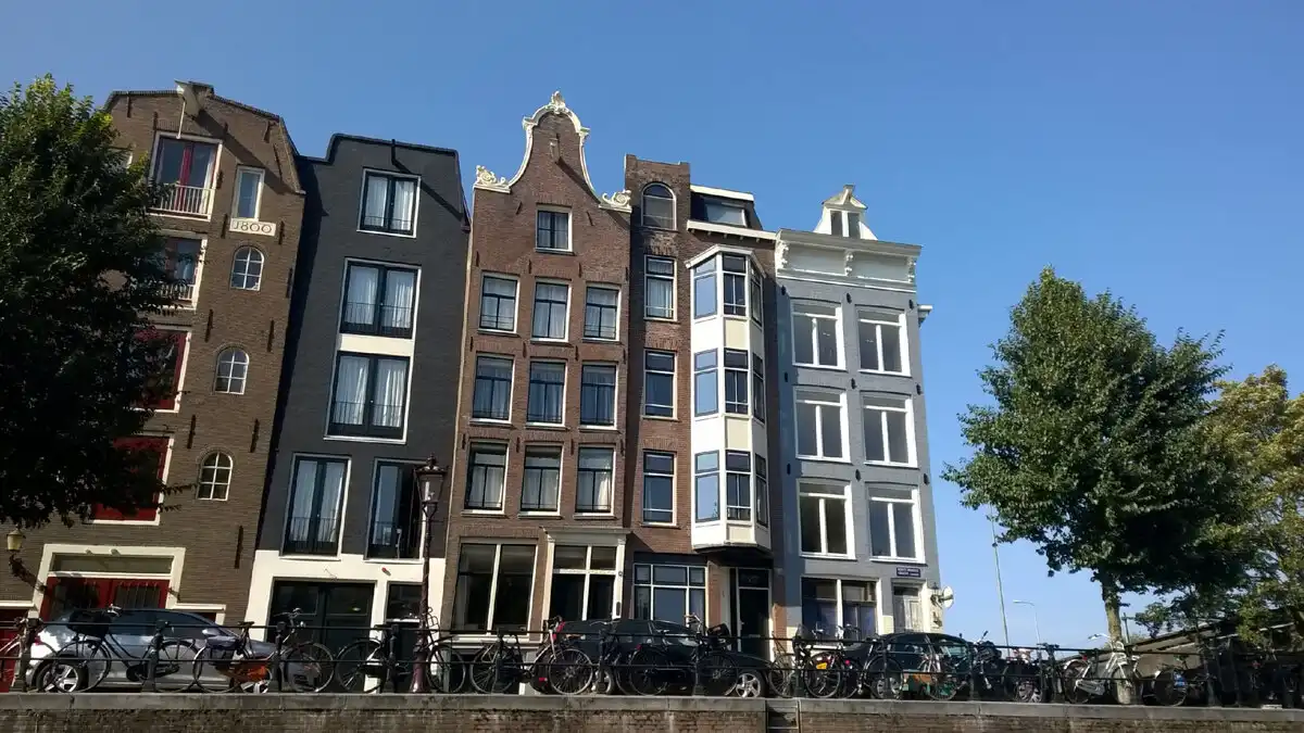 Amszterdam dőlt házak 002
