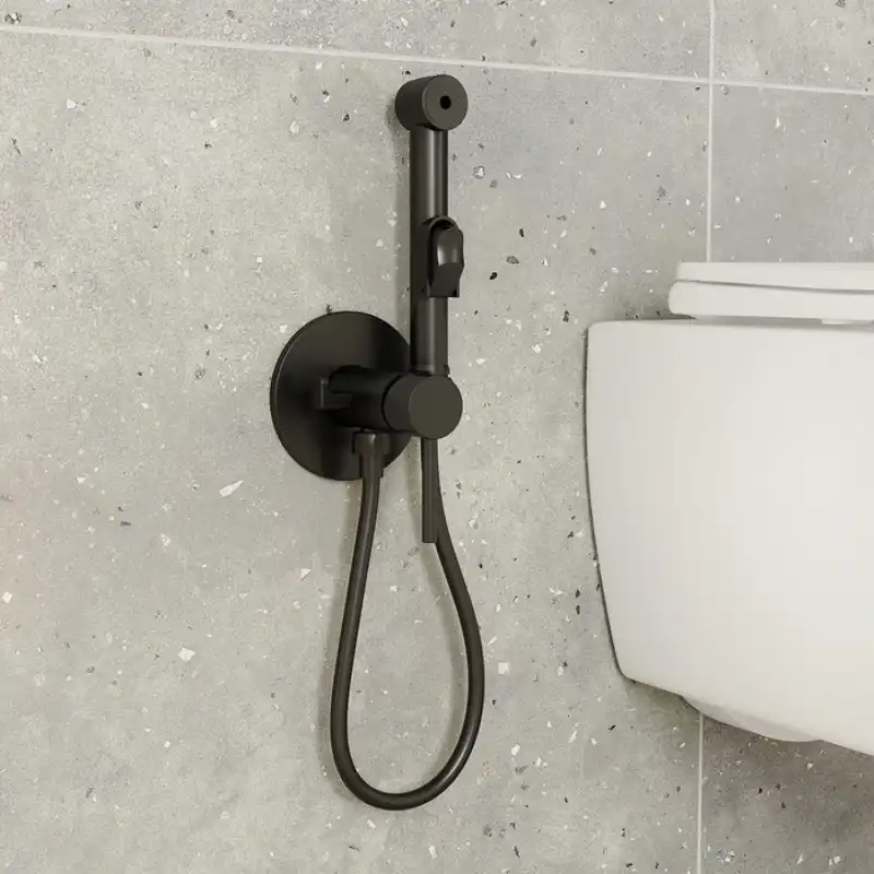 5 dolog, amit megbántam egy évvel a felújítás után anyagok, beépített WC, belsőépítészet, burkolat, csempe, egyszínű csempe, fekete szaniterek, felújítási tippek, fürdőszoba, hibák a felújítás során, konyha, lakásfelújítás, lakberendezés, matt felületek, sötét folyosó, szaniterek, színek, tanulságok, tapasztalatok, világítás
