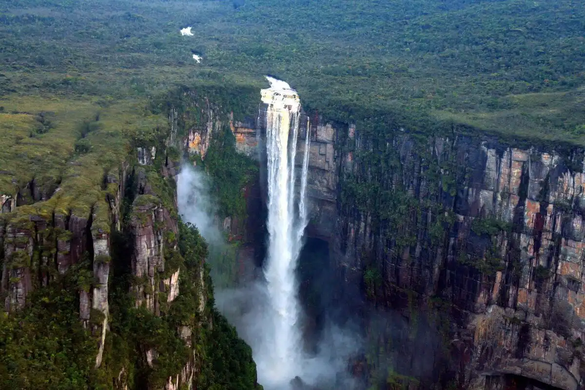 Hogy zúdulhat le egy kilométeres magasságból az Angel-vízesés, ha a tetején szinte egyáltalán nincs is víz? Angel-vízesés, asztalhegy, Auyán-Tepui, Canaima Nemzeti Park, Dél-Amerika, felfedezés, rejtély, természeti csoda, turizmus, utazás, Venezuela, víz körforgása, vízesés