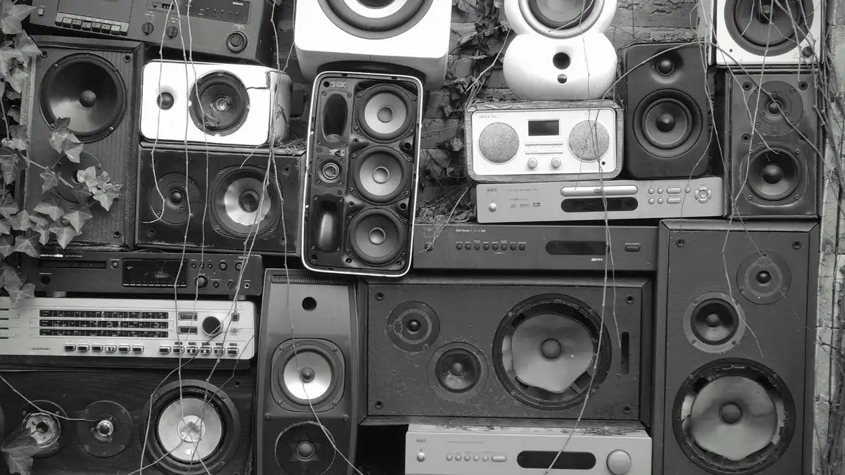 Miért mondtak le az emberek a sztereó hangzásról? audiofil, hangfalak, hangminőség, házimozi, otthoni zenehallgatás, sztereó hangzás, technológia, vezeték nélküli fülhallgató, zenehallgatás, zenei trendek
