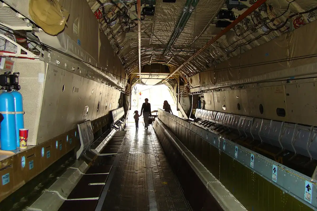 Miért van az IL-76 pilótafülkéje alatt üvegkalitka, és mit lehet onnan látni? humanitárius misszió, Il-76, katonai szállító repülőgép, mentés, navigátor, pilótafülke, raktér, repülőgép, szovjetunió, tűzoltás