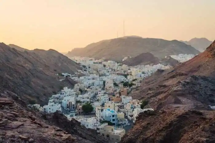 Egy ország, ahol nincsenek munkanélküliek vagy szegények, és a benzin olcsóbb, mint a víz arab országok, biztonságos ország, gazdasági fejlődés, ingyenes egészségügy, ingyenes oktatás, közel-kelet, luxus utazás, Omán, Ománi Szultanátus, Szultán Kábúsz
