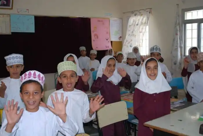 Egy ország, ahol nincsenek munkanélküliek vagy szegények, és a benzin olcsóbb, mint a víz arab országok, biztonságos ország, gazdasági fejlődés, ingyenes egészségügy, ingyenes oktatás, közel-kelet, luxus utazás, Omán, Ománi Szultanátus, Szultán Kábúsz