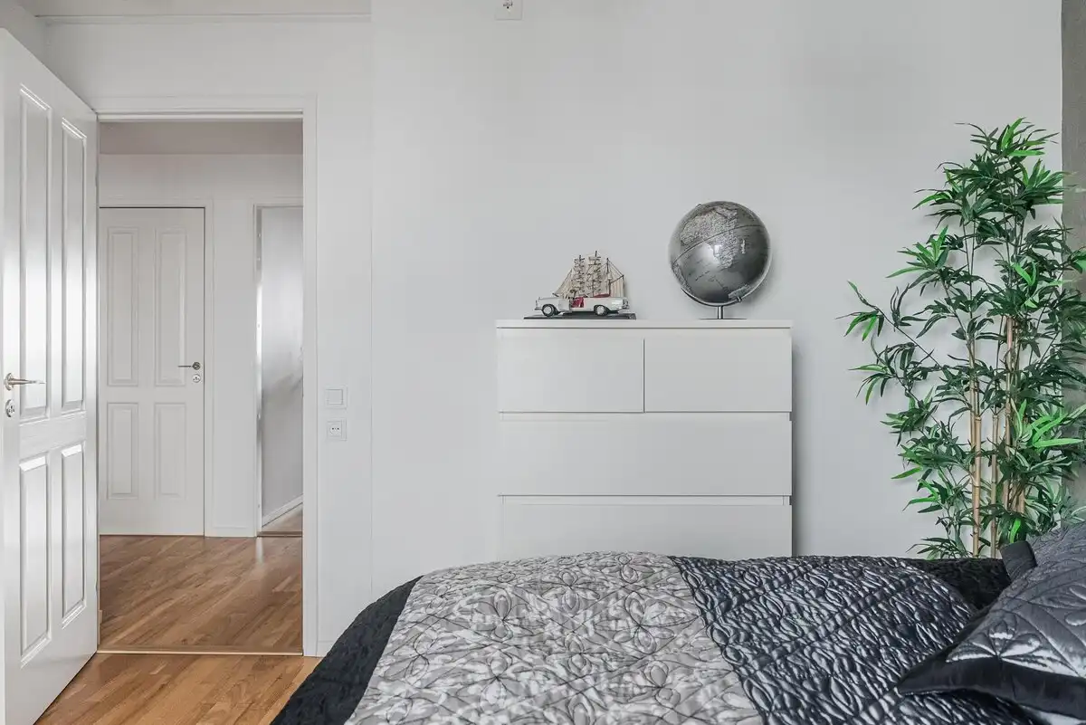 Nem tudnék ilyen körülmények között élni: a svéd lakások 4 kellemetlen részlete, ami értetlenséget és csalódást okoz életszínvonal, függöny hiánya, galéria, IKEA, közös mosókonyha, lakberendezés, minimalizmus, svéd lakások, Svédország, zuhanyzó