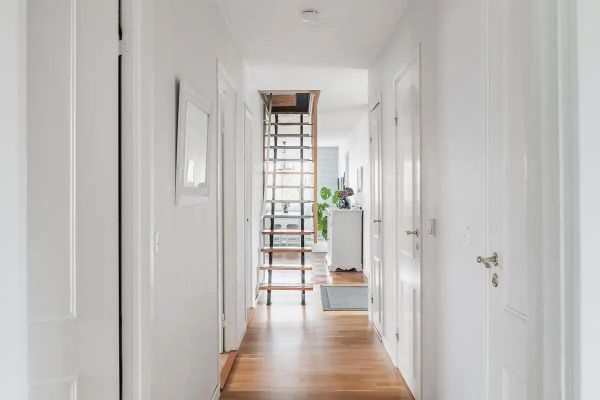 Nem tudnék ilyen körülmények között élni: a svéd lakások 4 kellemetlen részlete, ami értetlenséget és csalódást okoz életszínvonal, függöny hiánya, galéria, IKEA, közös mosókonyha, lakberendezés, minimalizmus, svéd lakások, Svédország, zuhanyzó