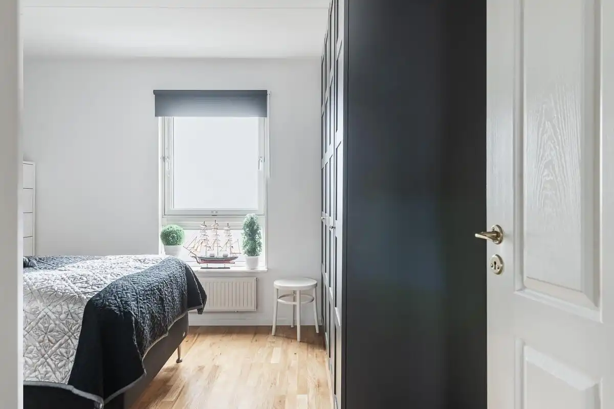 Nem tudnék ilyen körülmények között élni: a svéd lakások 4 kellemetlen részlete, ami értetlenséget és csalódást okoz életszínvonal, függöny hiánya, galéria, IKEA, közös mosókonyha, lakberendezés, minimalizmus, svéd lakások, Svédország, zuhanyzó