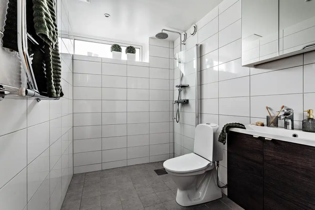 Nem tudnék ilyen körülmények között élni: a svéd lakások 4 kellemetlen részlete, ami értetlenséget és csalódást okoz életszínvonal, függöny hiánya, galéria, IKEA, közös mosókonyha, lakberendezés, minimalizmus, svéd lakások, Svédország, zuhanyzó