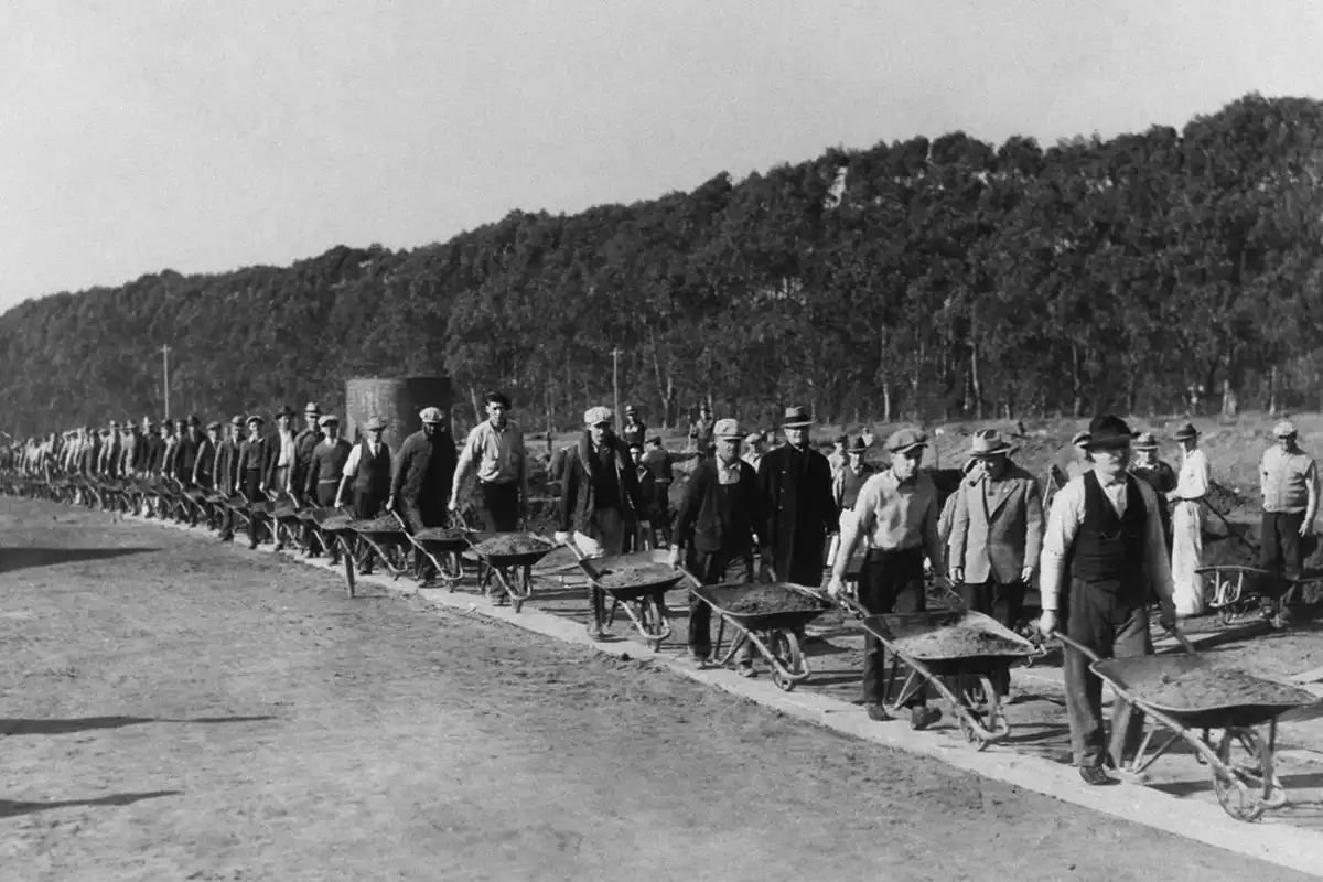 Miért tart az USA-ban az aszfalt 50 évig, de nálunk 3 év után kátyús lesz: ilyen egyszerű az ok aszfalt, autópálya, közművek, New Deal, SA, útépítés, útminőség