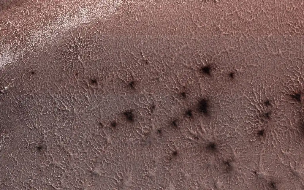 A marsjáró olyan kísérteties dolgokat fedezett fel a Marson, amik semmire sem hasonlítanak a Földön bolygókutatás, HiRISE, Kieffer modell, Mars, marsi gejzírek, marsi pólusok, NASA, pókszerű képződmények, szén-dioxid jég, szublimáció