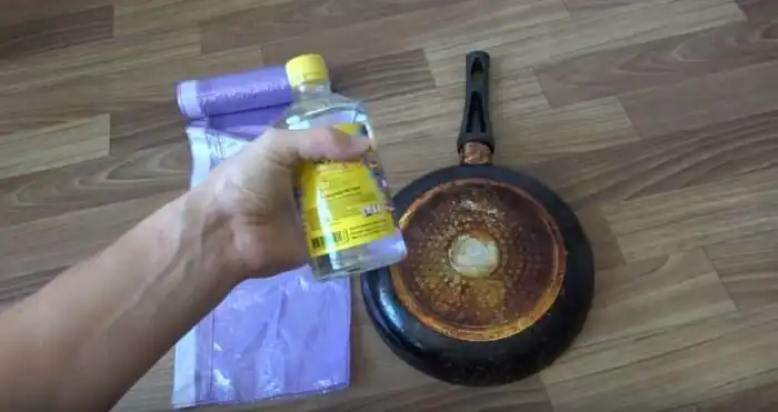 A legegyszerűbb módja, hogy eltávolítsd a makacs, régi lerakódásokat a serpenyőről, és úgy ragyogjon, mint az újkorában DIY tisztítás, Háztartási tisztítás, Konyhai tisztítás, Ráégett zsír eltávolítása, Régi zsír eltávolítása, Serpenyő karbantartás, Serpenyő tisztítás, Szalmiákszesz tisztítás, tisztítási tippek, Zsíros serpenyő tisztítása