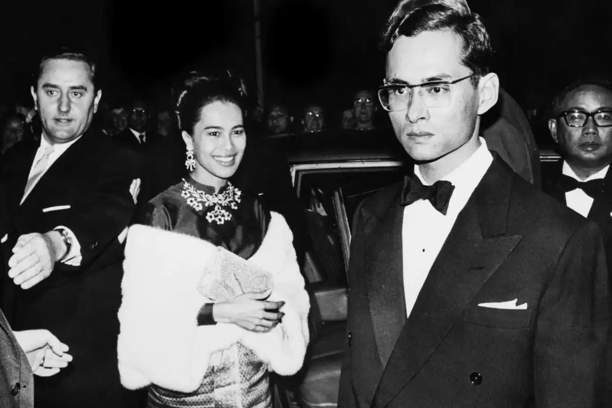 Mit tett Thaiföld királya, amikor rajtakapta a feleségét egy ágyban a testőrével? Bhumibol Adulyadej, hűtlenség, királyi botrány, királyi történelem, királyi viszony, monarchia, Sirikit királyné, testőr, thai királyi család, Thaiföld