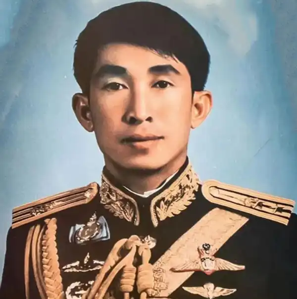 Mit tett Thaiföld királya, amikor rajtakapta a feleségét egy ágyban a testőrével? Bhumibol Adulyadej, hűtlenség, királyi botrány, királyi történelem, királyi viszony, monarchia, Sirikit királyné, testőr, thai királyi család, Thaiföld