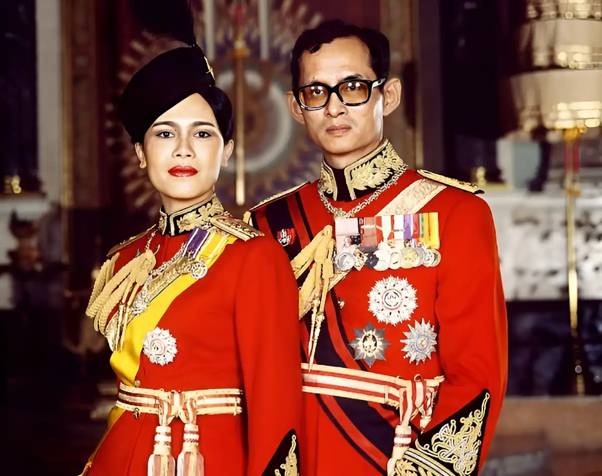 Mit tett Thaiföld királya, amikor rajtakapta a feleségét egy ágyban a testőrével? Bhumibol Adulyadej, hűtlenség, királyi botrány, királyi történelem, királyi viszony, monarchia, Sirikit királyné, testőr, thai királyi család, Thaiföld