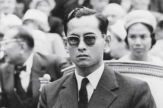 Mit tett Thaiföld királya, amikor rajtakapta a feleségét egy ágyban a testőrével? Bhumibol Adulyadej, hűtlenség, királyi botrány, királyi történelem, királyi viszony, monarchia, Sirikit királyné, testőr, thai királyi család, Thaiföld