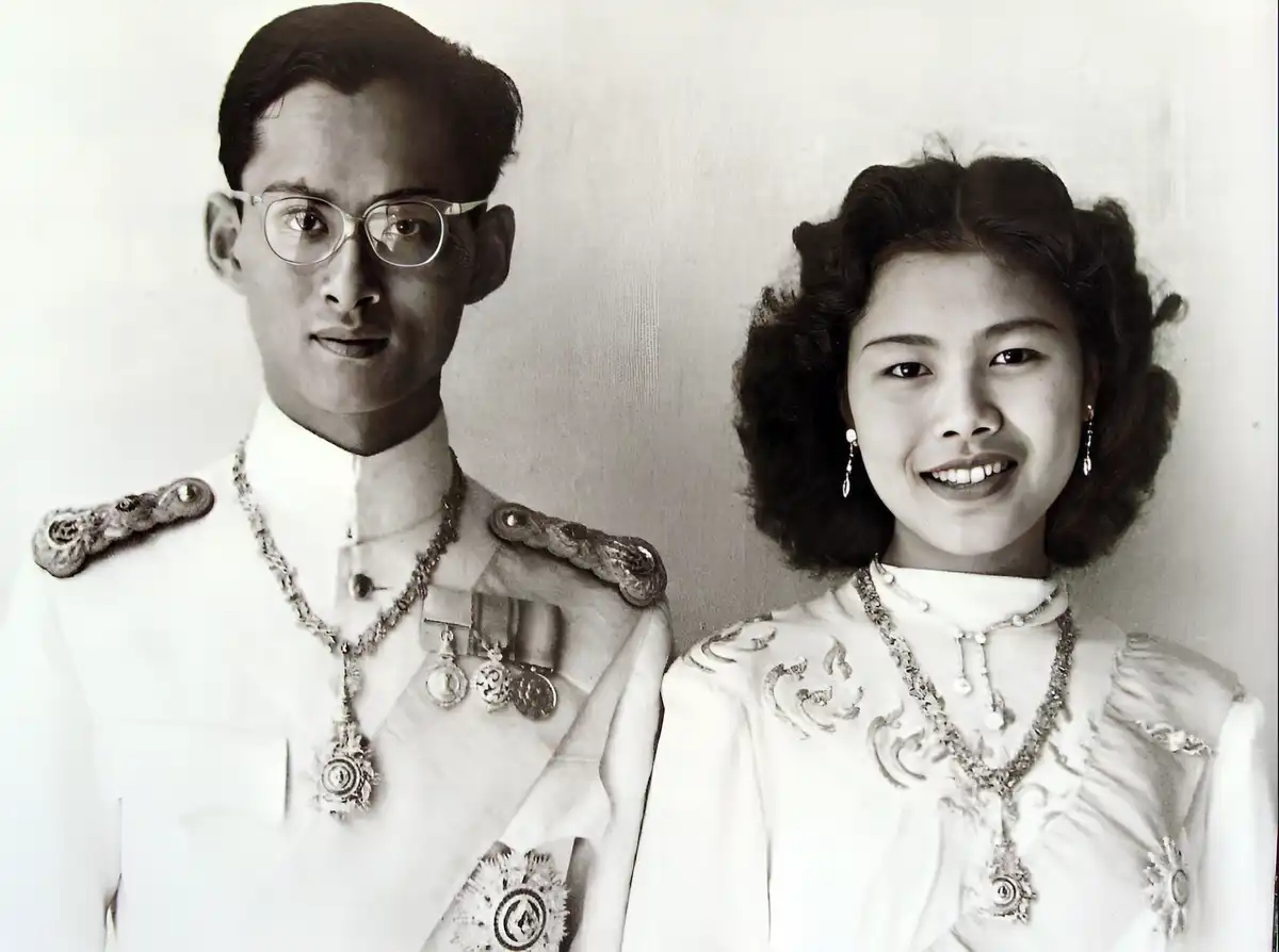 Mit tett Thaiföld királya, amikor rajtakapta a feleségét egy ágyban a testőrével? Bhumibol Adulyadej, hűtlenség, királyi botrány, királyi történelem, királyi viszony, monarchia, Sirikit királyné, testőr, thai királyi család, Thaiföld