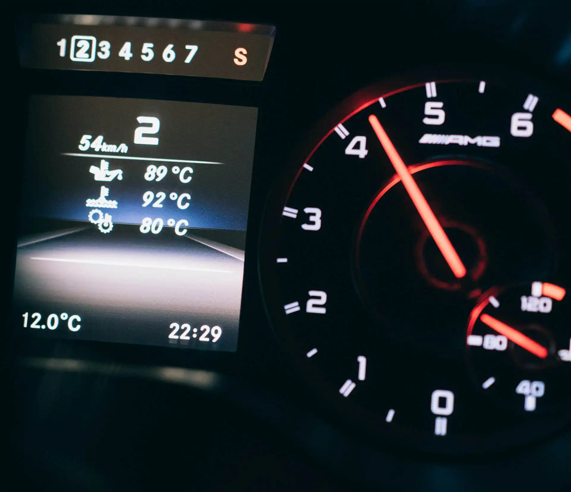 Milyen fordulatszámmal kell haladni, hogy a motor sokáig boldog legyen? Megosztom az észrevételeimet alacsony fordulatszám, benzinmotor, forgatónyomaték, koromlerakódás, magas fordulatszám, motor élettartam, motor fordulatszám, motorkímélés, optimális fordulatszám, vezetéstechnika