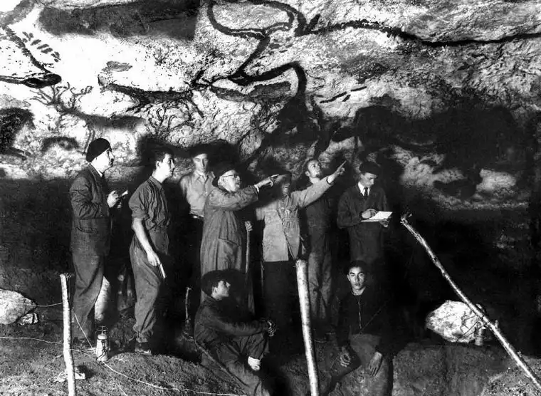 A francia tinédzserek kutyája az erdőben sétálva látott egy lyukat a földben, és belemászott. Így fedezték fel a legcsodálatosabb barlangot barlangfestmény, felfedezés, Franciaország, galéria, Henri Breuil, Lascaux-barlang, őskori művészet, paleolitikum, régészet, sziklarajz, UNESCO Világörökség