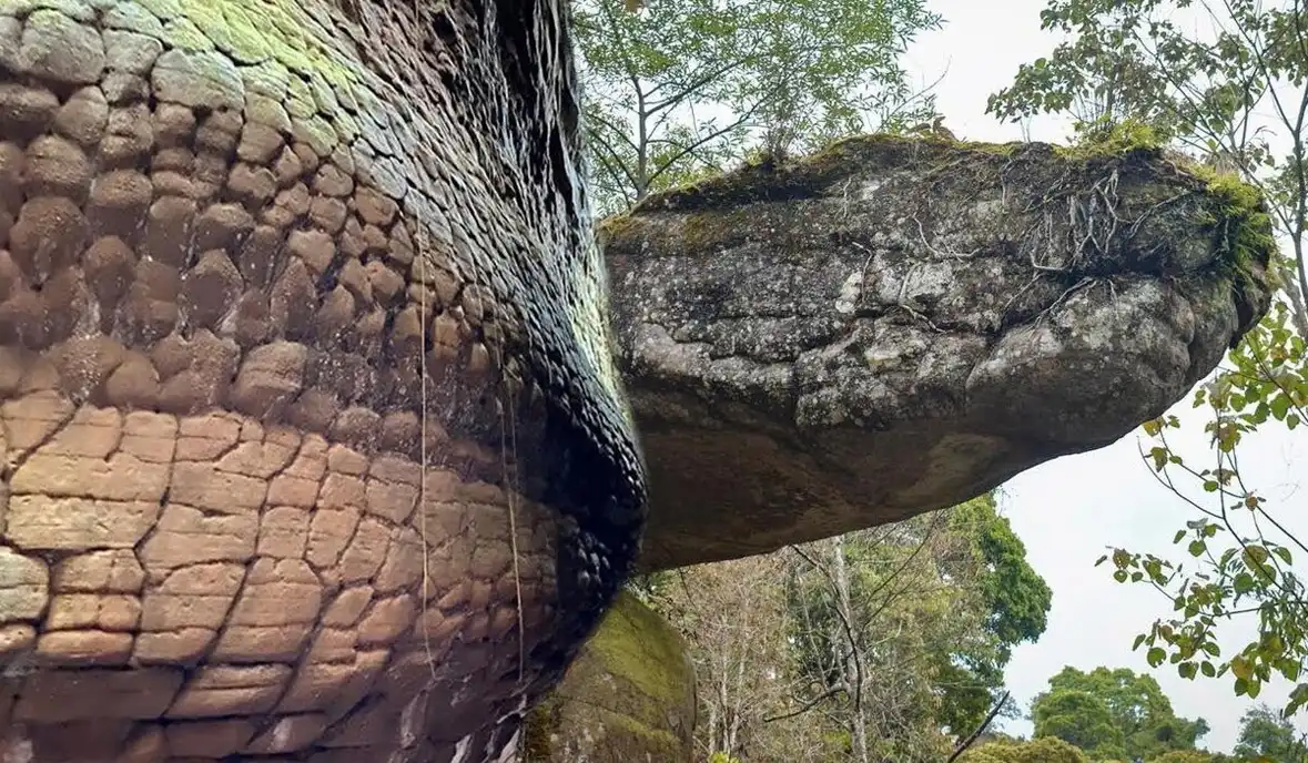 Egy sziklaképződmény, ami úgy néz ki, mint egy kővé dermedt gigantikus óriáskígyó barlang, felfedezés, kígyó, legenda, mitológia, rejtély, szikla, természet, Thaiföld, turizmus