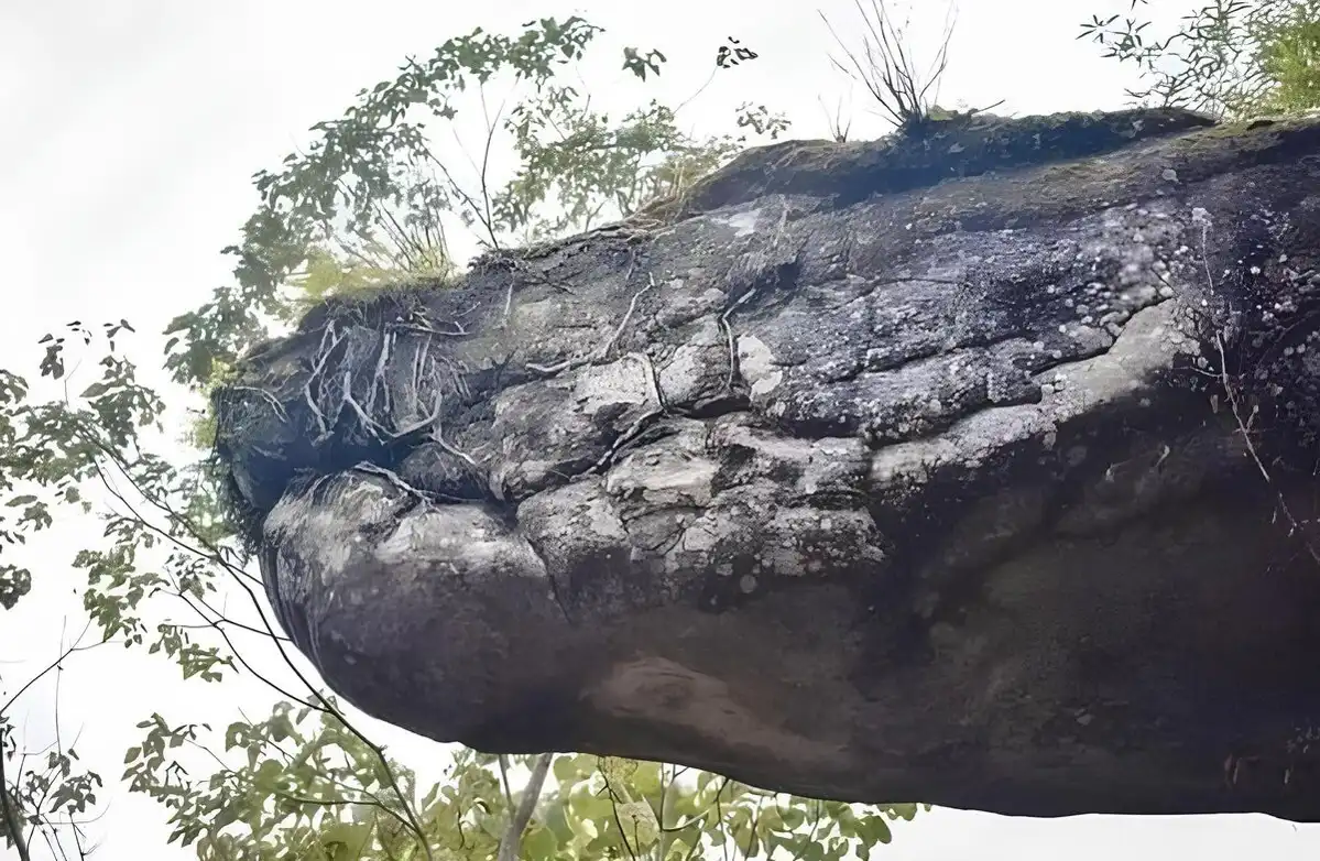 Egy sziklaképződmény, ami úgy néz ki, mint egy kővé dermedt gigantikus óriáskígyó barlang, felfedezés, kígyó, legenda, mitológia, rejtély, szikla, természet, Thaiföld, turizmus