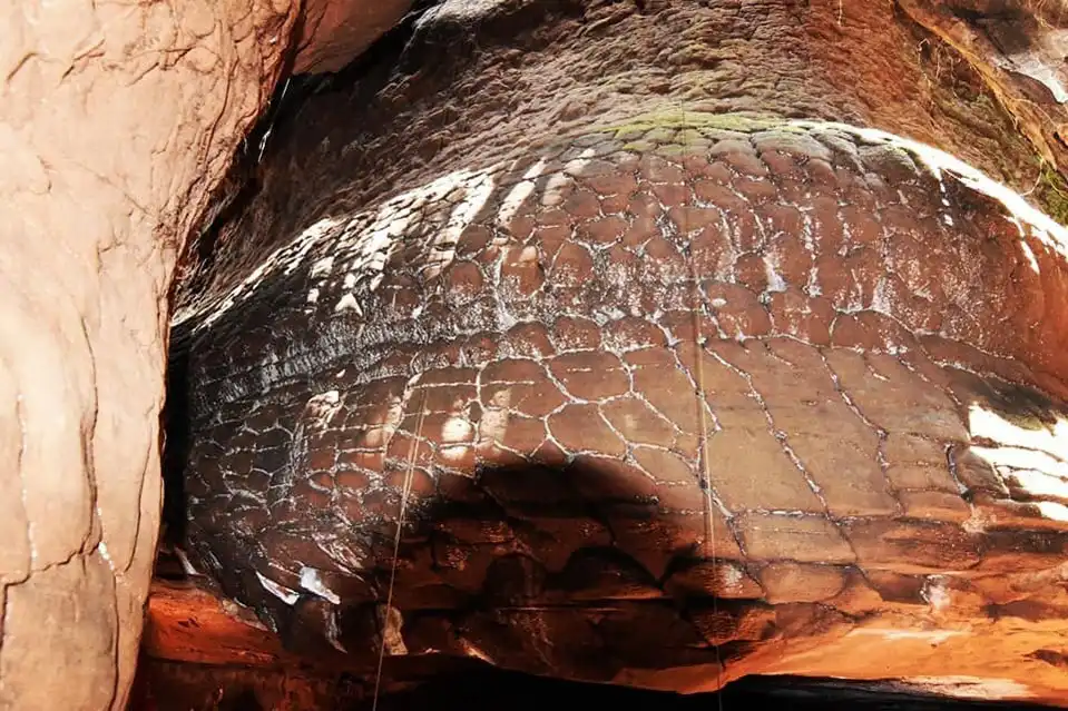 Egy sziklaképződmény, ami úgy néz ki, mint egy kővé dermedt gigantikus óriáskígyó barlang, felfedezés, kígyó, legenda, mitológia, rejtély, szikla, természet, Thaiföld, turizmus