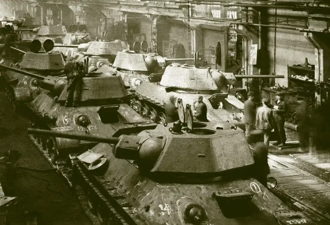 A németek csak 1943-ban vették észre, hogy valami nem stimmel a tankjuk szürke festékével: miért döntöttek úgy, hogy lecserélik, és miért volt eleinte szürke a tank? álcázás, festés, haditechnika, harckocsi, német, stratégia, színek, szovjet, történelem, világháború