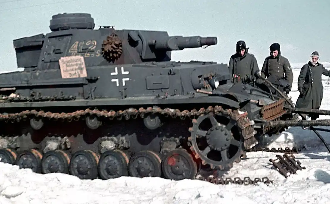 A németek csak 1943-ban vették észre, hogy valami nem stimmel a tankjuk szürke festékével: miért döntöttek úgy, hogy lecserélik, és miért volt eleinte szürke a tank? álcázás, festés, haditechnika, harckocsi, német, stratégia, színek, szovjet, történelem, világháború