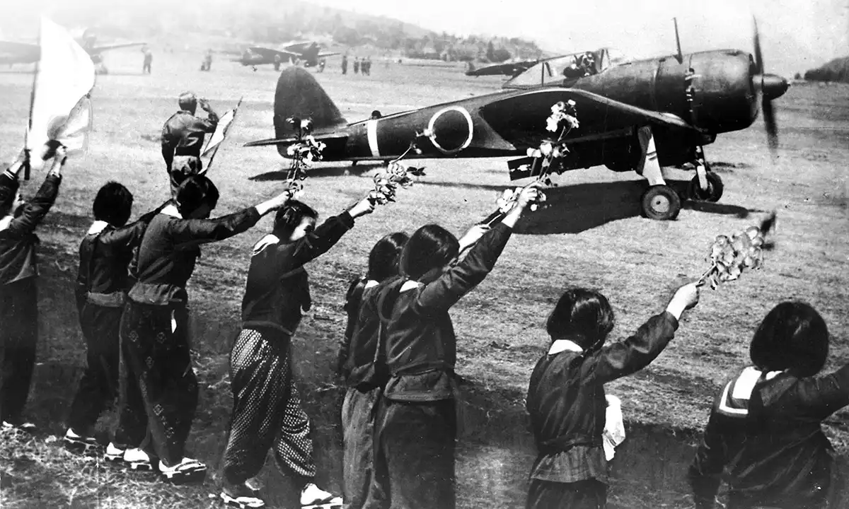 Mit csináltak egy kamikaze pilótával, ha váratlanul mégis visszatért? Haditengerészet, hadtörténet, japán, kamikaze, Pilóták, Propaganda, repülés, Szamuráj, történelem, világháború