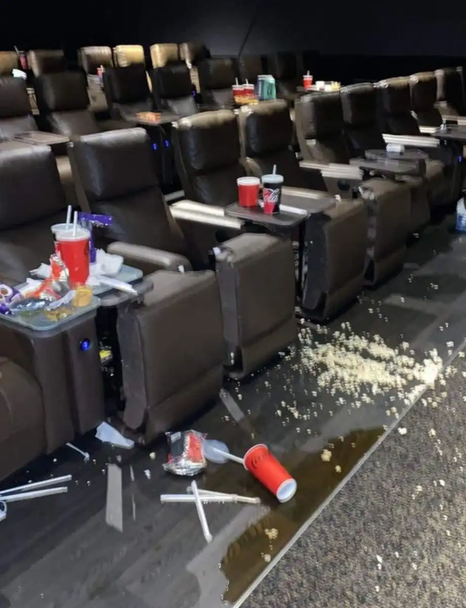 17 példa olyan pillanatokra, amik igazán felbosszantották az embereket Bosszúság, együttélés, etikett, figyelmetlenség, hétköznapok, higiénia, közösség, önzés, rendetlenség, viselkedés