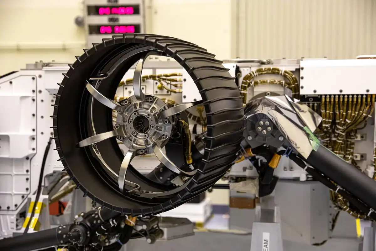 Mik ezek a furcsa kopásnyomok a Curiosity marsjáró kerekein, mikor alig 31 kilométert tett meg Curiosity, galéria, Mars, Mérnökség, NASA, Perseverance, Robotika, Rover, technológia, tudomány, Űrkutatás