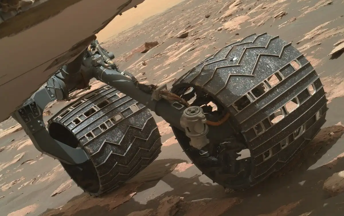 Mik ezek a furcsa kopásnyomok a Curiosity marsjáró kerekein, mikor alig 31 kilométert tett meg Curiosity, galéria, Mars, Mérnökség, NASA, Perseverance, Robotika, Rover, technológia, tudomány, Űrkutatás