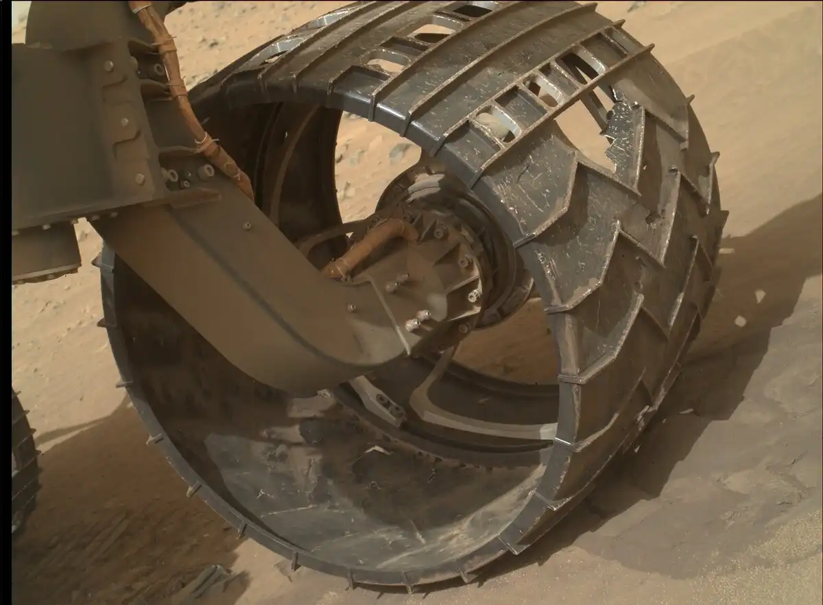 Mik ezek a furcsa kopásnyomok a Curiosity marsjáró kerekein, mikor alig 31 kilométert tett meg Curiosity, galéria, Mars, Mérnökség, NASA, Perseverance, Robotika, Rover, technológia, tudomány, Űrkutatás