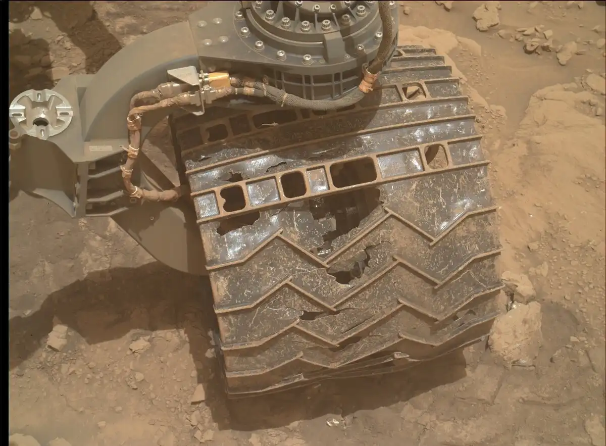 Mik ezek a furcsa kopásnyomok a Curiosity marsjáró kerekein, mikor alig 31 kilométert tett meg Curiosity, galéria, Mars, Mérnökség, NASA, Perseverance, Robotika, Rover, technológia, tudomány, Űrkutatás