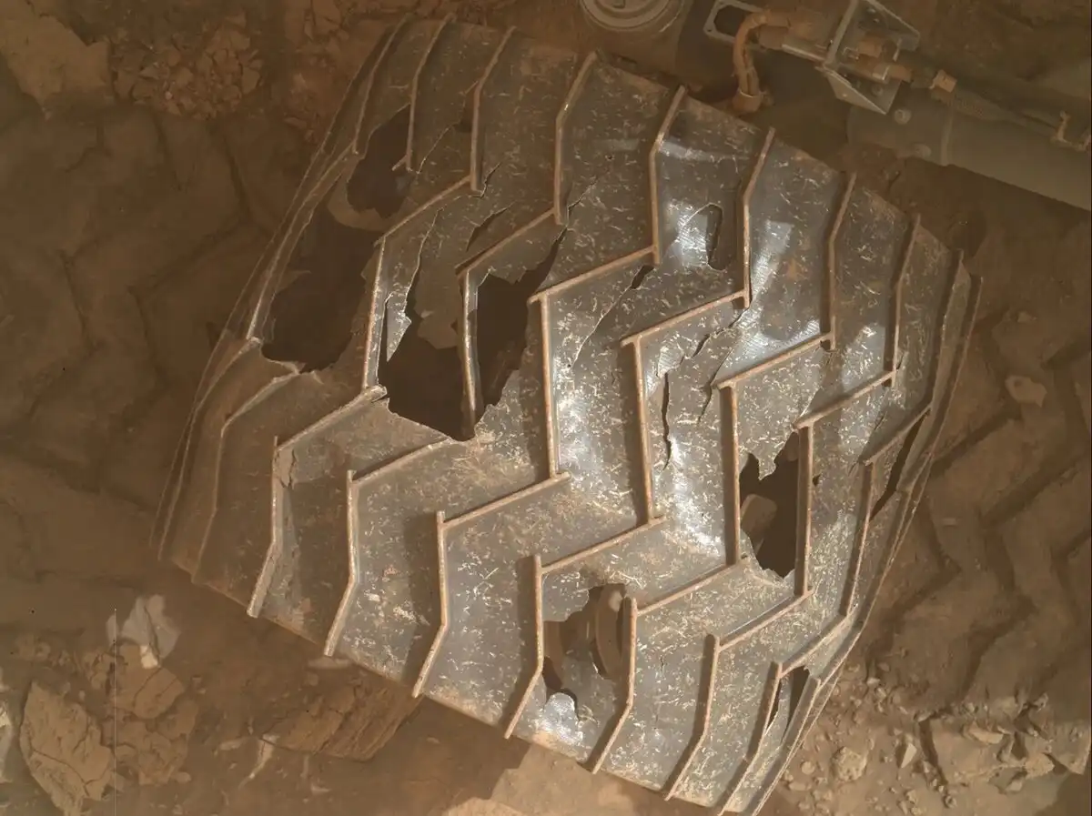 Mik ezek a furcsa kopásnyomok a Curiosity marsjáró kerekein, mikor alig 31 kilométert tett meg Curiosity, galéria, Mars, Mérnökség, NASA, Perseverance, Robotika, Rover, technológia, tudomány, Űrkutatás