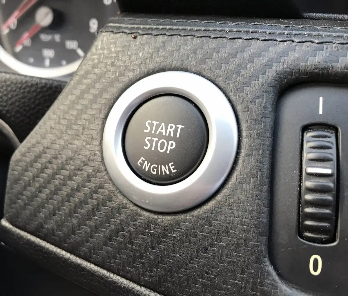 Miért kapcsolja ki sok autótulajdonos a Start/Stop rendszert, és miért rossz? akkumulátor, Autótechnika, hibrid, költség, kopás, motor, önindító, StartStop, üzemanyag, vezetés
