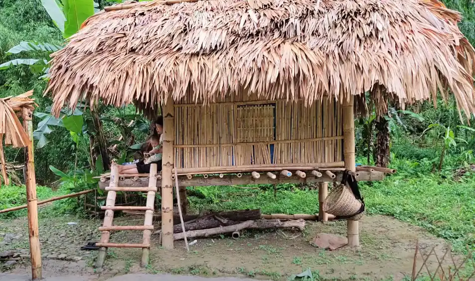 Egy foglyul ejtett katona, akit két vietnami gerilla nő 13 éven át egyetlen célból tartott fogva egy kunyhóban. Mi történt ezekkel az emberekkel? dráma, dzsungel, Fogság, háború, idő, katona, sors, szerelem, túlélés, Veszteség