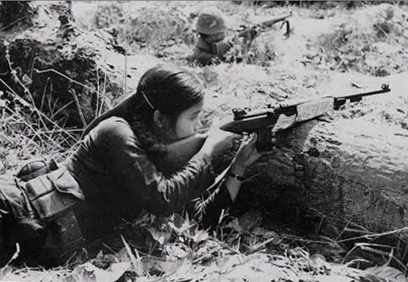 Egy foglyul ejtett katona, akit két vietnami gerilla nő 13 éven át egyetlen célból tartott fogva egy kunyhóban. Mi történt ezekkel az emberekkel? dráma, dzsungel, Fogság, háború, idő, katona, sors, szerelem, túlélés, Veszteség