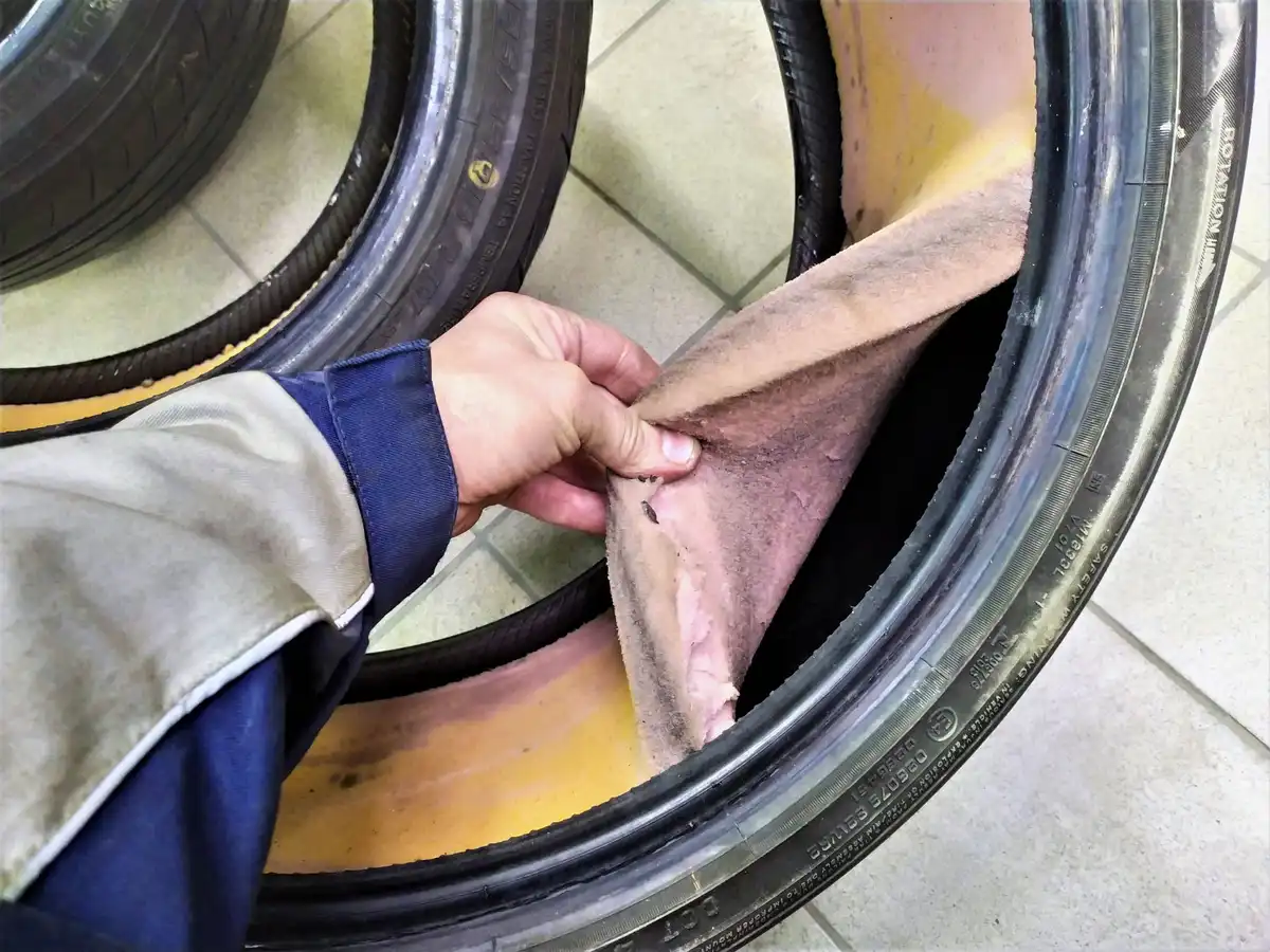 Miért tesznek egyes sofőrök habszivacsot a gumiabroncsaikba, és mit ad ez: a technológia megértése autó, DIY, gumiabroncs, hangszigetelés, karbantartás, kényelem, spórolás, technológia, tippek, Tuning