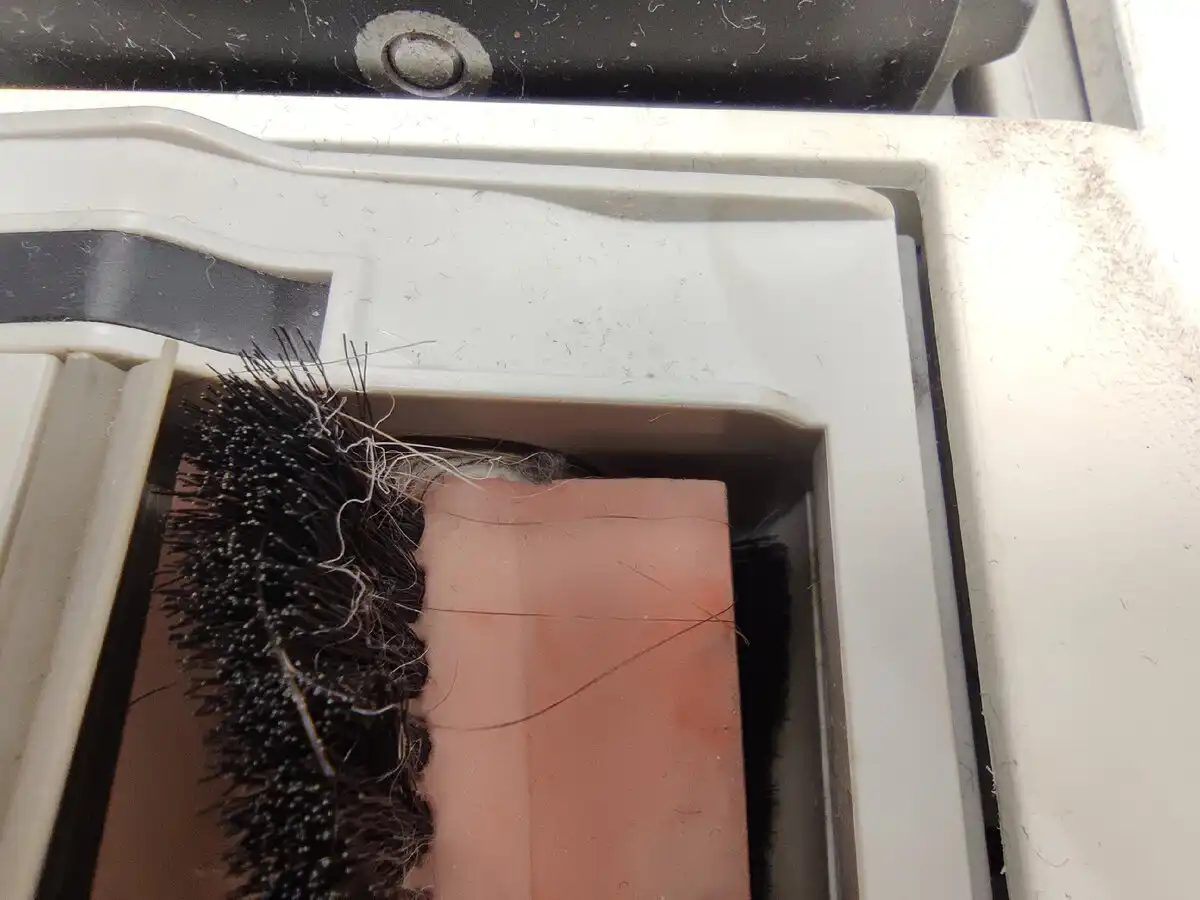 A feleségem robotporszívót szeretett volna, hogy kitakarítsa a házat és a műhelyt. Vettem. 3 év után többet tudok róla, mint az eladók Automatizálás, galéria, háztartás, humor, Kisállatok, mindennapok, otthon, robotporszívó, takarítás, tapasztalat