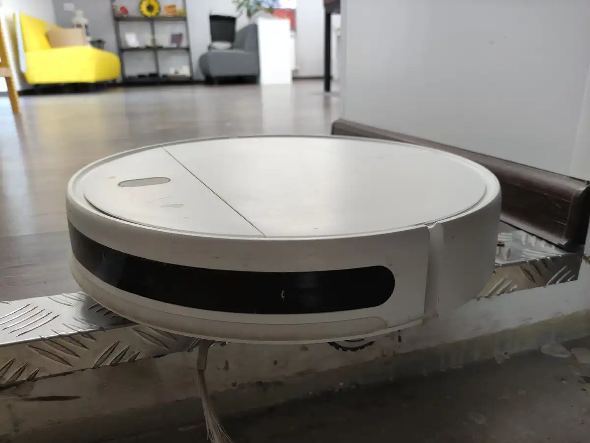 A feleségem robotporszívót szeretett volna, hogy kitakarítsa a házat és a műhelyt. Vettem. 3 év után többet tudok róla, mint az eladók Automatizálás, galéria, háztartás, humor, Kisállatok, mindennapok, otthon, robotporszívó, takarítás, tapasztalat