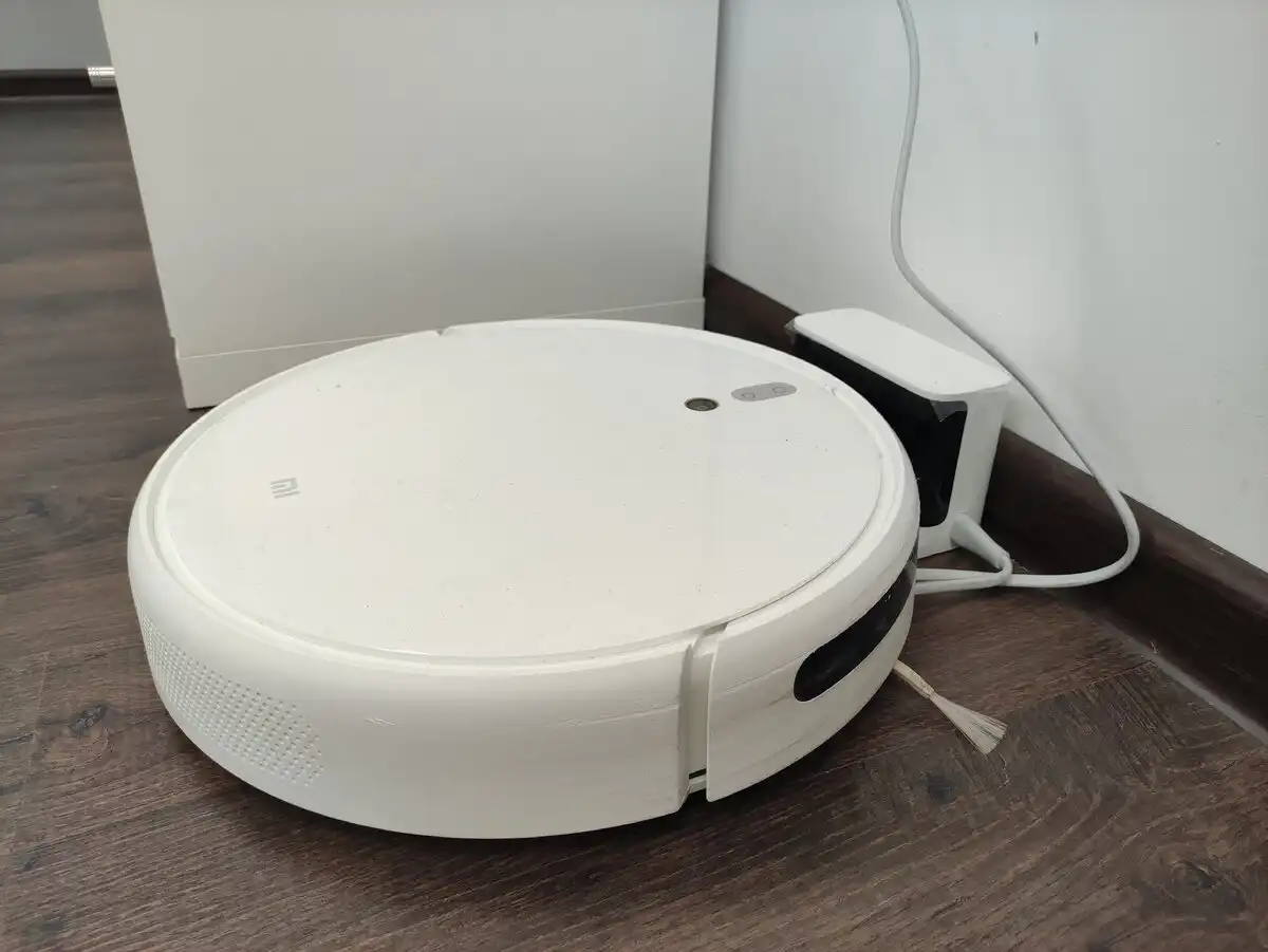 A feleségem robotporszívót szeretett volna, hogy kitakarítsa a házat és a műhelyt. Vettem. 3 év után többet tudok róla, mint az eladók Automatizálás, galéria, háztartás, humor, Kisállatok, mindennapok, otthon, robotporszívó, takarítás, tapasztalat