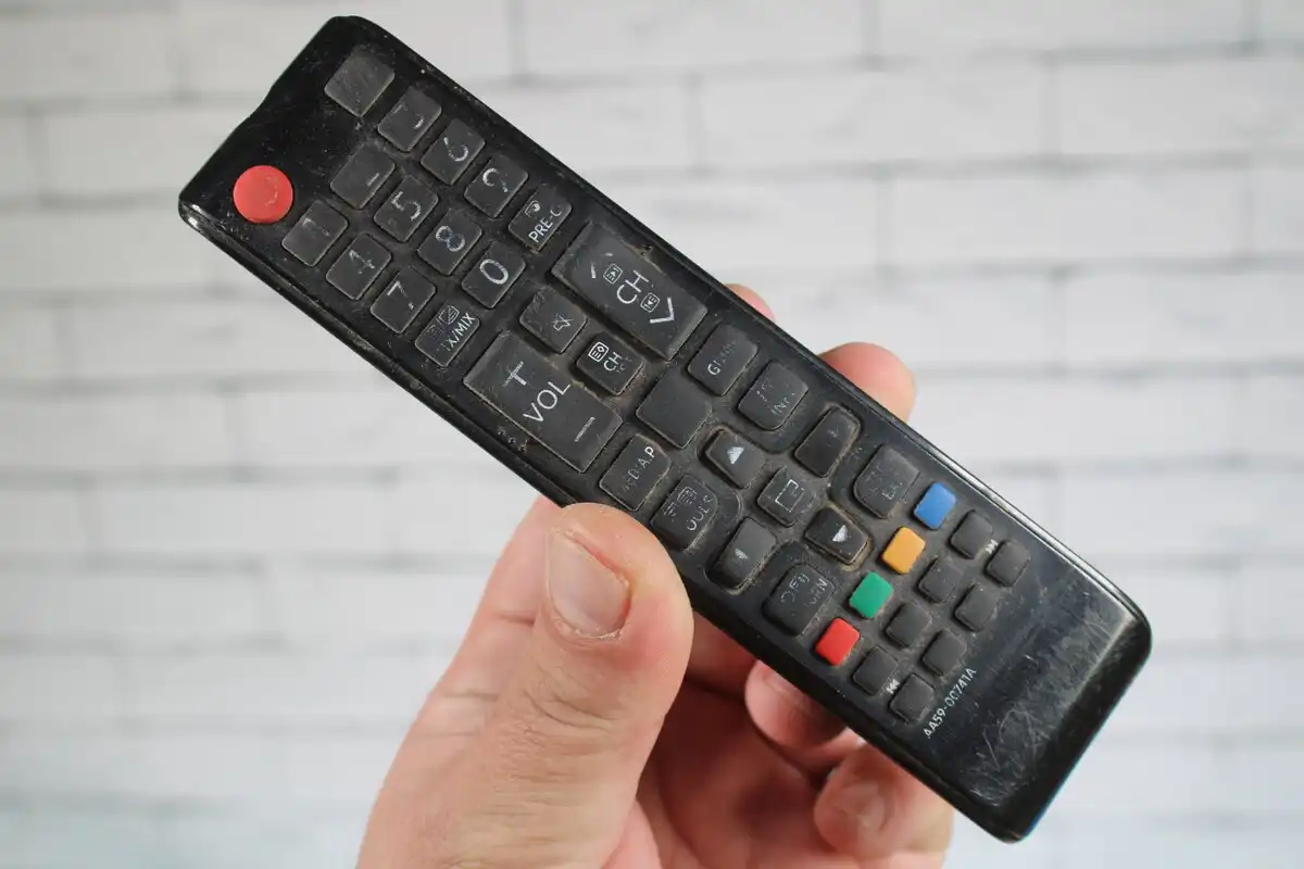 Egy tévészerelő elárulta, mit kell tenni, ha rosszul kezd működni a távirányító – még egy nagymama is meg tudja javítani DIY, elektronika, háztartás, javítás, karbantartás, megoldás, praktikák, spórolás, Távirányító, Újrahasznosítás