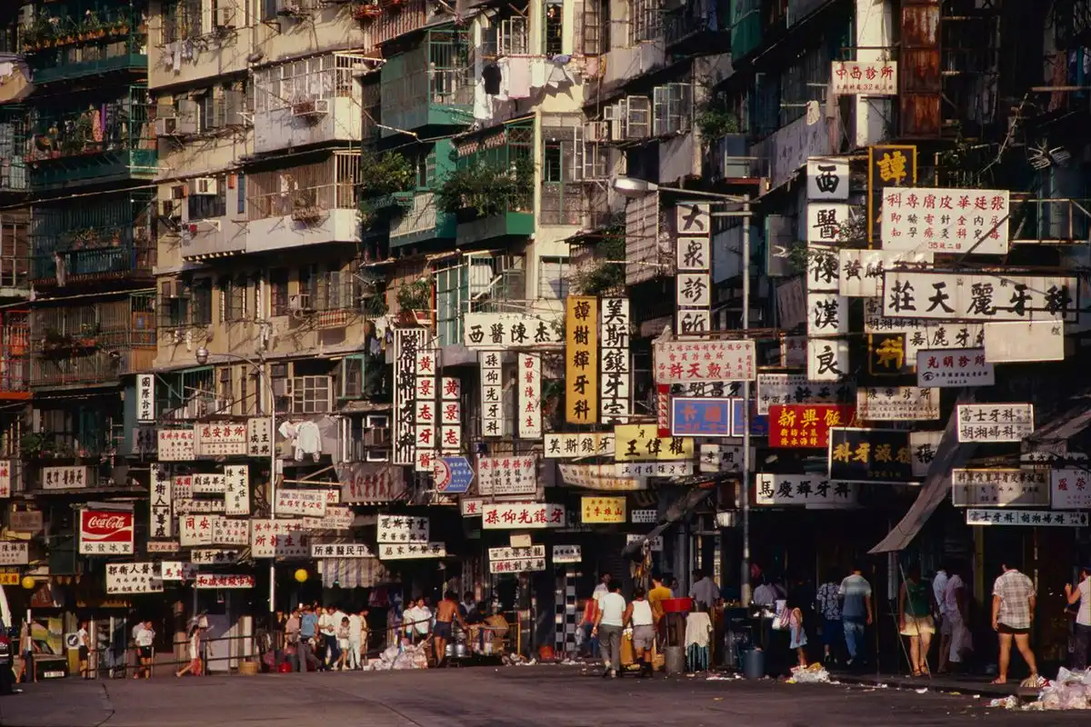 Itt felváltva alszanak és a tetőkön járnak az emberek. A Föld legzsúfoltabb városa: 18 fotó Enklávé, Építészet, Hongkong, Kowloon, Lebontás, népsűrűség, Popkultúra, társadalom, történelem, urbanisztika