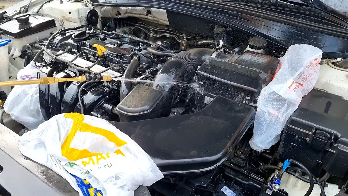 Motormosás: lehet vagy nem lehet? autóápolás, biztonság, DIY, karbantartás, motor, Motormosás, Prevenció, tippek, tisztítás, Útmutató