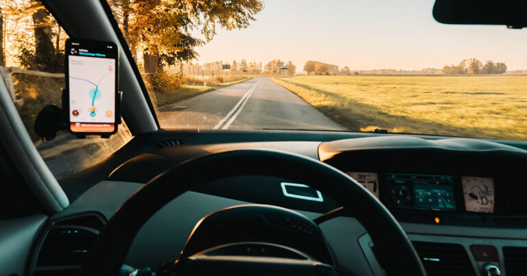 Miért mutat eltérő sebességet a GPS a sebességmérőhöz képest és melyik adat a pontosabb