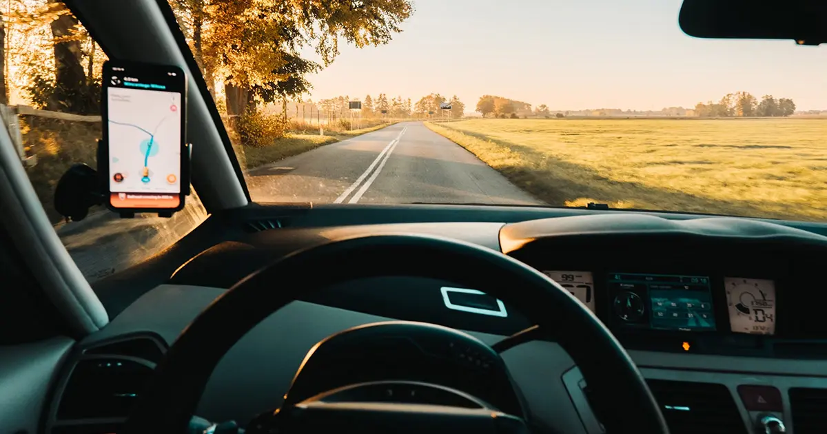 Miért mutat eltérő sebességet a GPS a sebességmérőhöz képest és melyik adat a pontosabb